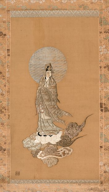 JAPON - XIXE SIÈCLE Broderie en soie figurant Kannon debout sur une fleur de lotus...