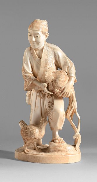 JAPON - Epoque MEIJI (1868-1912) Okimono en ivoire paysan donnant à manger à un coq,...
