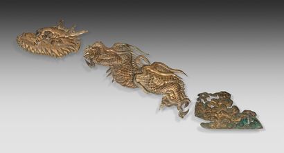 CHINE - Vers 1900 Important dragon en bronze doré, surgissant des vagues parmi les...