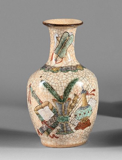 CHINE - XIXe et XXe siècle Porcelain set including : - a small vase with a long neck...