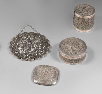THAÏLANDE - XXe siècle Ensemble en métal argenté comprenant deux boîtes cylindriques,...