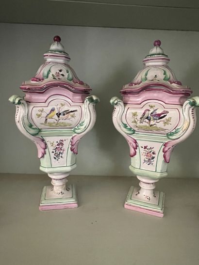 null Paire de vases couverts quadrangulaires en faïence Dans le style du XVIIIème...