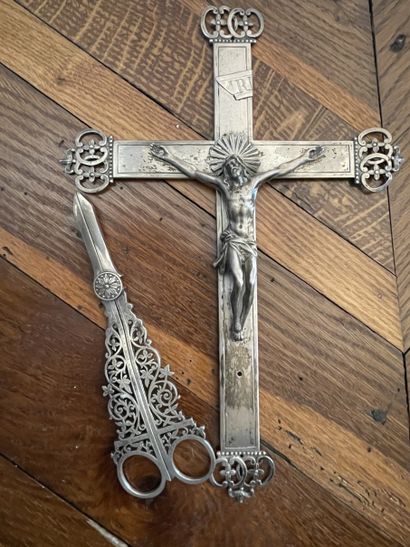 null Crucifix et paire de ciseaux à raisin en métal argenté