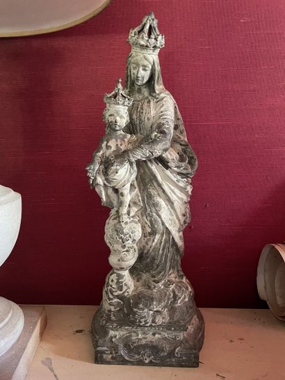 null Statuette "Notre Dame des Victoires" en fonte peinte Haut. : 43 cm