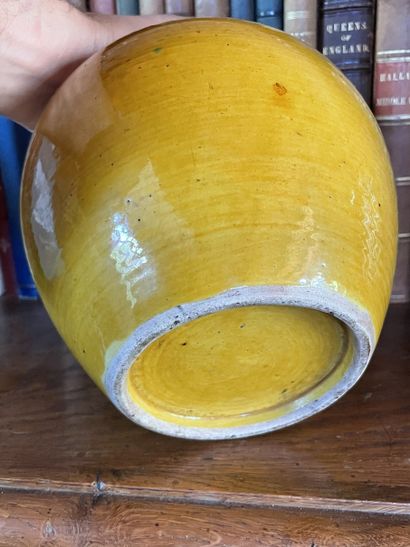 null Vase bouteille en grès émaillé à décor de dragon sur fond jaune Chine, XIXème...