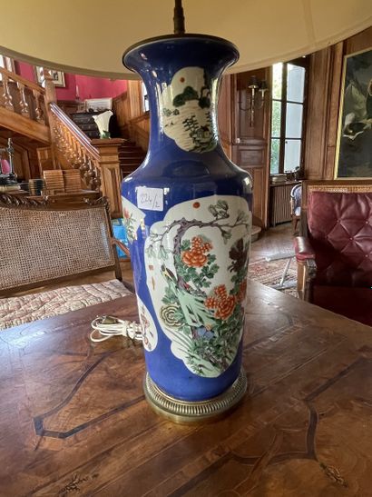 null Paire de vases en porcelaine de Chine à décor de fleurs et oiseaux dans des...