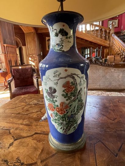 null Paire de vases en porcelaine de Chine à décor de fleurs et oiseaux dans des...