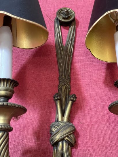 null Suite de quatre appliques à deux bras de lumières en bronze doré à décor de...