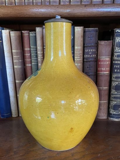 null Vase bouteille en grès émaillé à décor de dragon sur fond jaune Chine, XIXème...