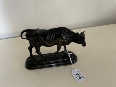 null Alfred Barye fils (1839-1895) Statuette de vache en bronze patiné. Base moulurée....
