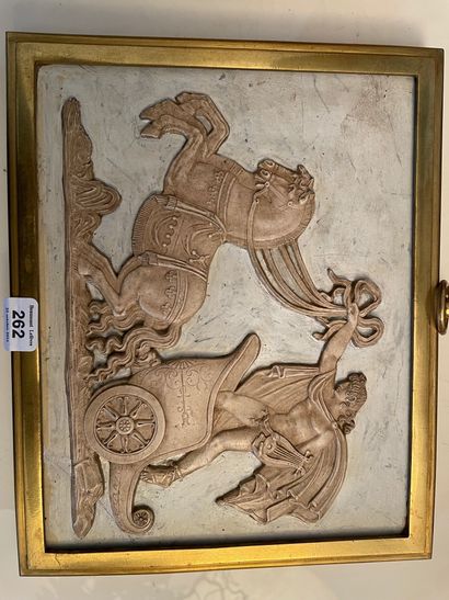 null Plaque en stuc ornée d un char tiré par deux chevaux. Cadre en bronze doré....