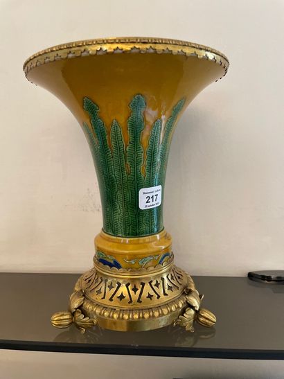 null Vase de forme cornet (ou col de vase) en porcelaine à glaçure verte et moutarde...
