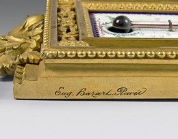 null Thermomètre dans un encadrement en bronze doré et ajouré sur une plaque en porcelaine....