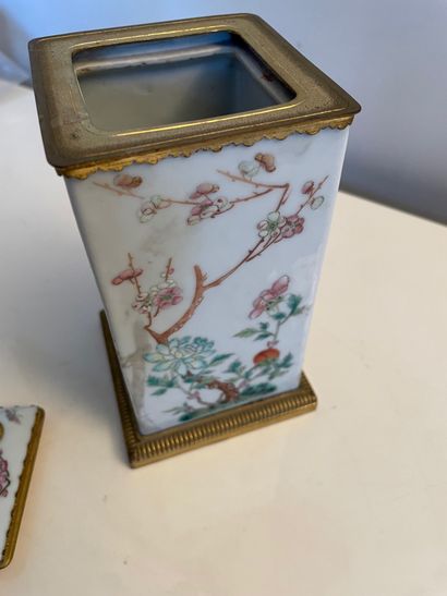 null Paire de vases pot-pourri quadrangulaires en porcelaine à décor de fleurs Imari....