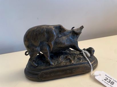 null Statuette in patinated bronze with bacon lovers representing a couple of pigs....