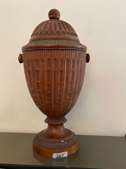 null Vase couvert ovoïde en tilleul sculpté de côtes. Style Louis XVI, début du XIXe...
