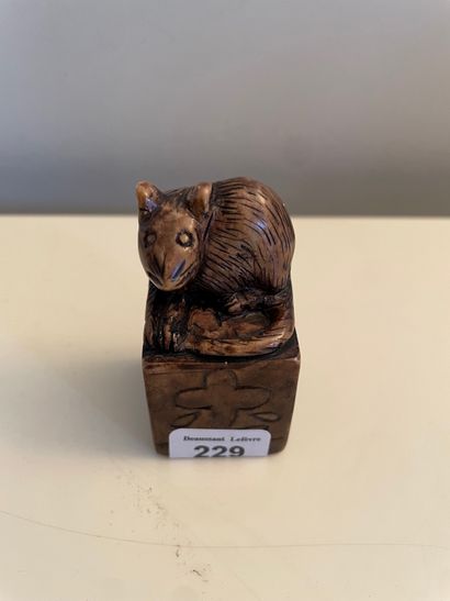 null Petit cachet chinois en pierre dure sculptée d un rat. Hauteur : 5,5 cm