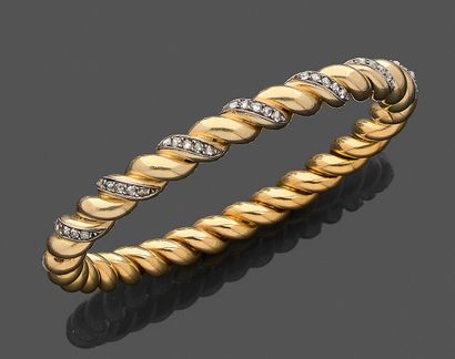 null Rigid and opening bracelet in yellow gold 750 thousandths with decoration of...