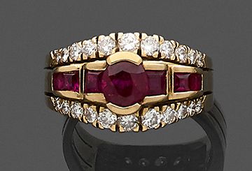 null Bague en or jaune 750 millièmes ornée d'un rubis de forme ovale entre des lignes...