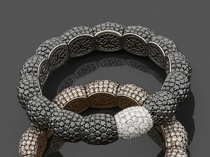 Daniela Bentivoglio, signé. Bracelet en or gris 750 millièmes composé quatorze motifs...