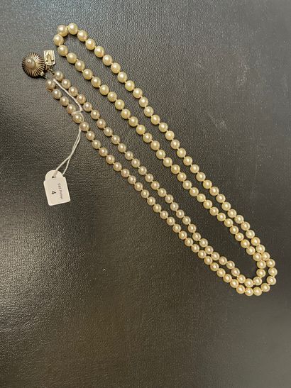 null Necklace of one hundred and thirty cultured pearls choker, the clasp of round...