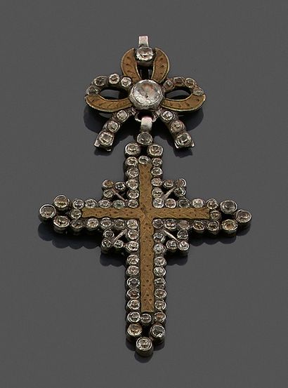 null Croix en argent et vermeil à motifs de chevrons, surmontée d'un motif de ruban...