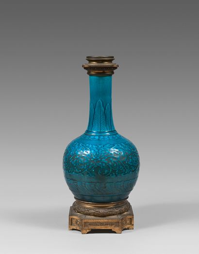 Théodore DECK (1823-1891) Vase bouteille en faïence à décor de feuillages en relief...