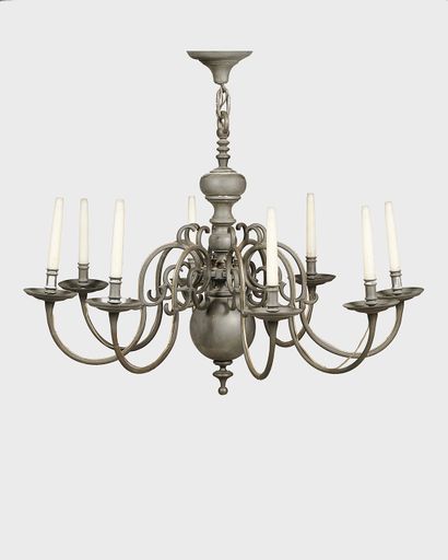 null Dutch" copper chandelier with eight scrolled light arms.
XIXth century.
Height...