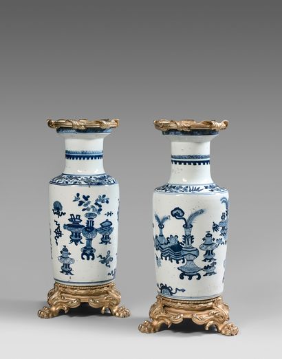 CHINE, XIXe siècle Paire de vases rouleaux en porcelaine bleu blanc à décor d'objets...