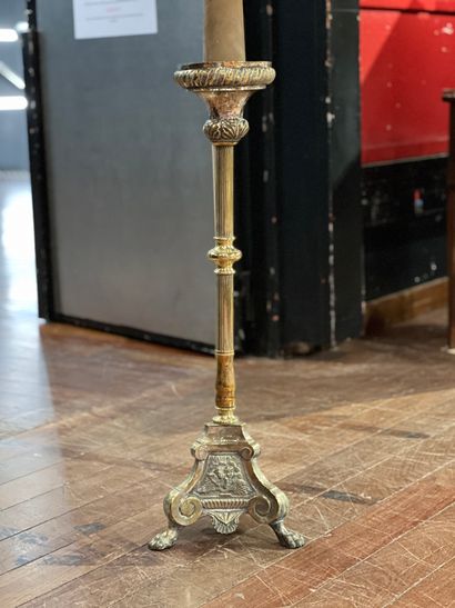 null Brass pedestal, fluted shaft on tripod base with claws.
Height : 82 cm