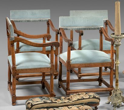 null Suite of four walnut arm chairs. Armrests in crosses carved with remiges. Columns.
Old...