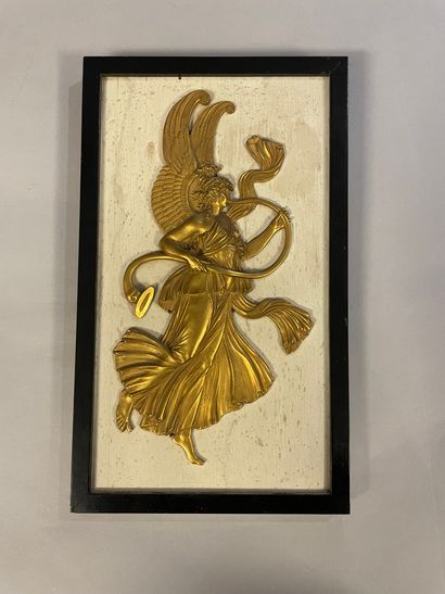 null Suite de six plaques en bas-relief en bronze doré ornées de nymphes et figures...