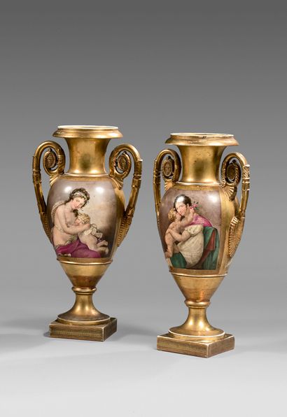 null Paire de vases ovoïdes en porcelaine de Paris dorée à décor double face polychrome...