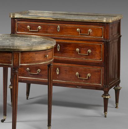 null Mahogany chest of drawers with brass mouldings, opening with three drawers....