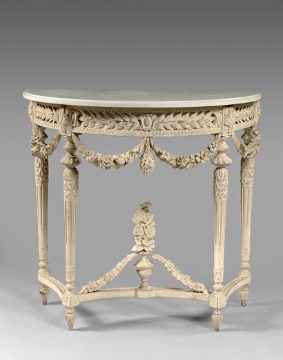 null Half-moon console, in white lacquered wood with an openwork belt decorated with...