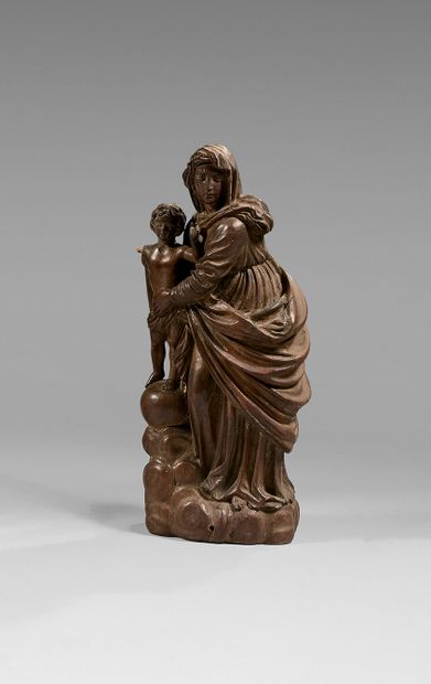 null Carved wooden statue of Our Lady of Victories.
19th century.
(Missing an arm...