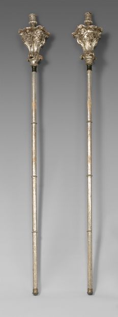 null Pair of procession sticks in re-silvered wood, carved with a Corinthian capital.
Venice,...