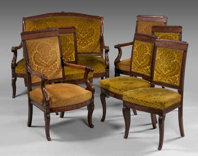 null Mahogany living room furniture, with slightly overturned backs, comprising a...