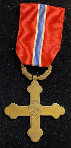 null Norway - Patinated bronze war cross with ribbon.
60 x 43.5 mm
Norway, 1946.
Instituted...