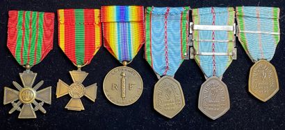 null 1939-1945, lot de six médailles en bronze patiné : une croix de guerre 1939-1945,...
