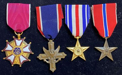 null États-Unis d'Amérique (USA) - Lot de quatre : une « Legion of Merit » 1942,...