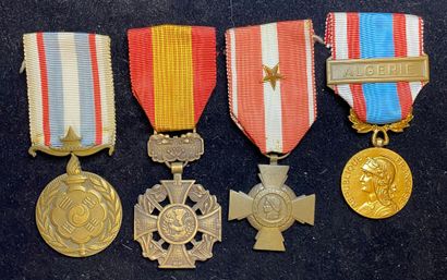 null Après-Guerre, lot de quatre médailles : une médaille commémorative de la Guerre...