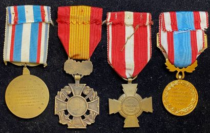 null Après-Guerre, lot de quatre médailles : une médaille commémorative de la Guerre...