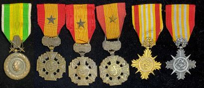 null État du Vietnam - Lot de six médailles : une Médaille du Mérite militaire, créée...