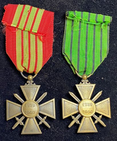 null Croix de Guerre 1939-1940, lot de deux croix en bronze patiné, modèle aux millésimes...