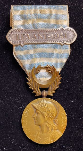 null Levant medal in patinated bronze, ribbon with oriental clasp "LEVANT-1941"....