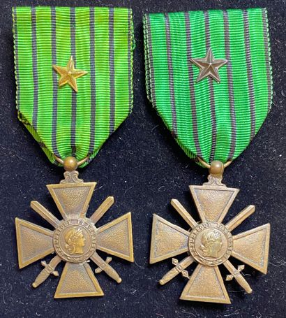 null Croix de Guerre 1939-1940, lot de deux croix en bronze patiné, ruban spécifique...