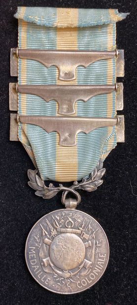 null Colonial medal of the first type in silver, ribbon with three silver clasps...