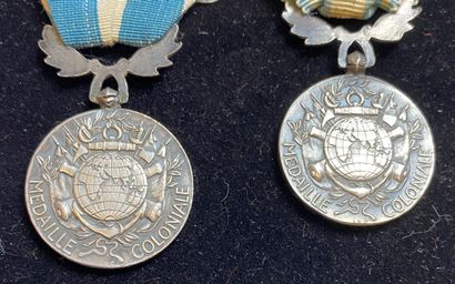 null Médaille coloniale, lot de quatre : deux de frappe anglaise de la maison Gaunt...