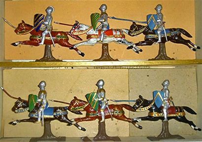Moyen-Age Moyen Age : boite de 6 Chevaliers en tournoi avec chevaux au galop. Bon...